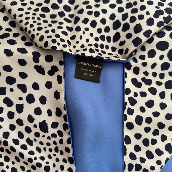 Hermes Faune Giant Pointe silk scarf 48” wide x 25” tall - Picture 4 of 5